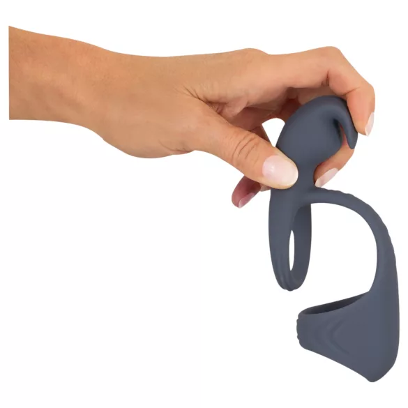 Beau Coeur Vylor - penis- och pungring med klitorisstimulator - grå